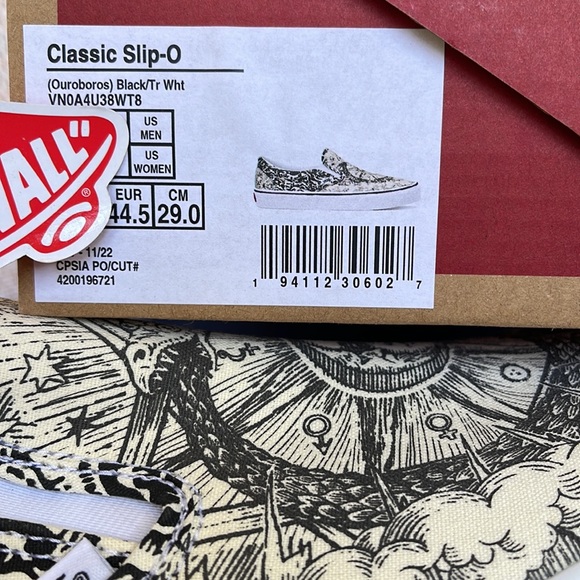 Vans WMNS Classic Slip-0n
(Ouroboros) Black/Tr Wht
VN0A4U38WT8
Sneakers - Picture 16 of 16
